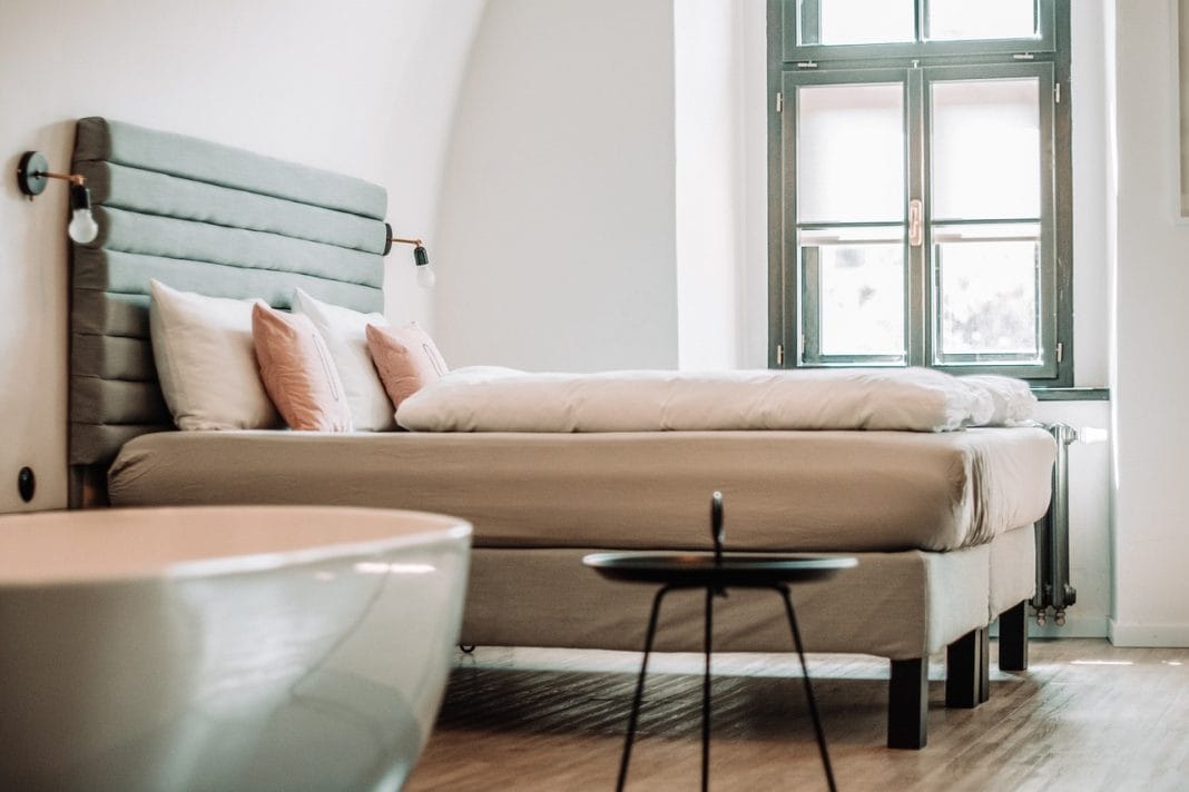 bedroom-3475656_1280