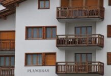 Ławki i huśtawki na tarasie – pomysł na relaks