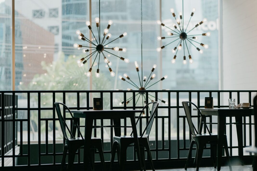 Eleganckie wnętrze restauracji z designerskimi lampami wiszącymi Eleganckie wnętrze restauracji z designerskimi lampami wiszącymi