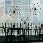 Eleganckie wnętrze restauracji z designerskimi lampami wiszącymi