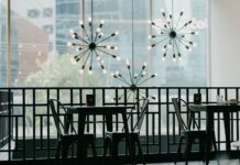 Jak dobrać oświetlenie nad stołem w jadalni aby było wygodnie i nastrojowo Eleganckie wnętrze restauracji z designerskimi lampami wiszącymi