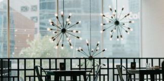 Eleganckie wnętrze restauracji z designerskimi lampami wiszącymi