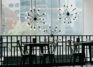 Eleganckie wnętrze restauracji z designerskimi lampami wiszącymi