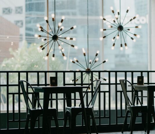 Jak dobrać oświetlenie nad stołem w jadalni aby było wygodnie i nastrojowo Eleganckie wnętrze restauracji z designerskimi lampami wiszącymi