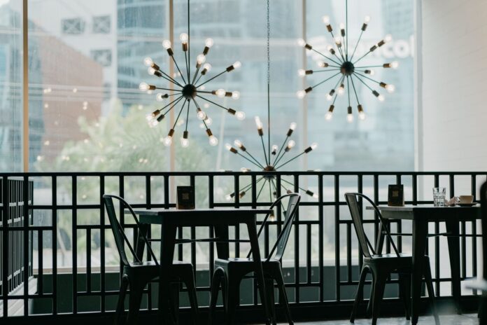 Eleganckie wnętrze restauracji z designerskimi lampami wiszącymi Eleganckie wnętrze restauracji z designerskimi lampami wiszącymi