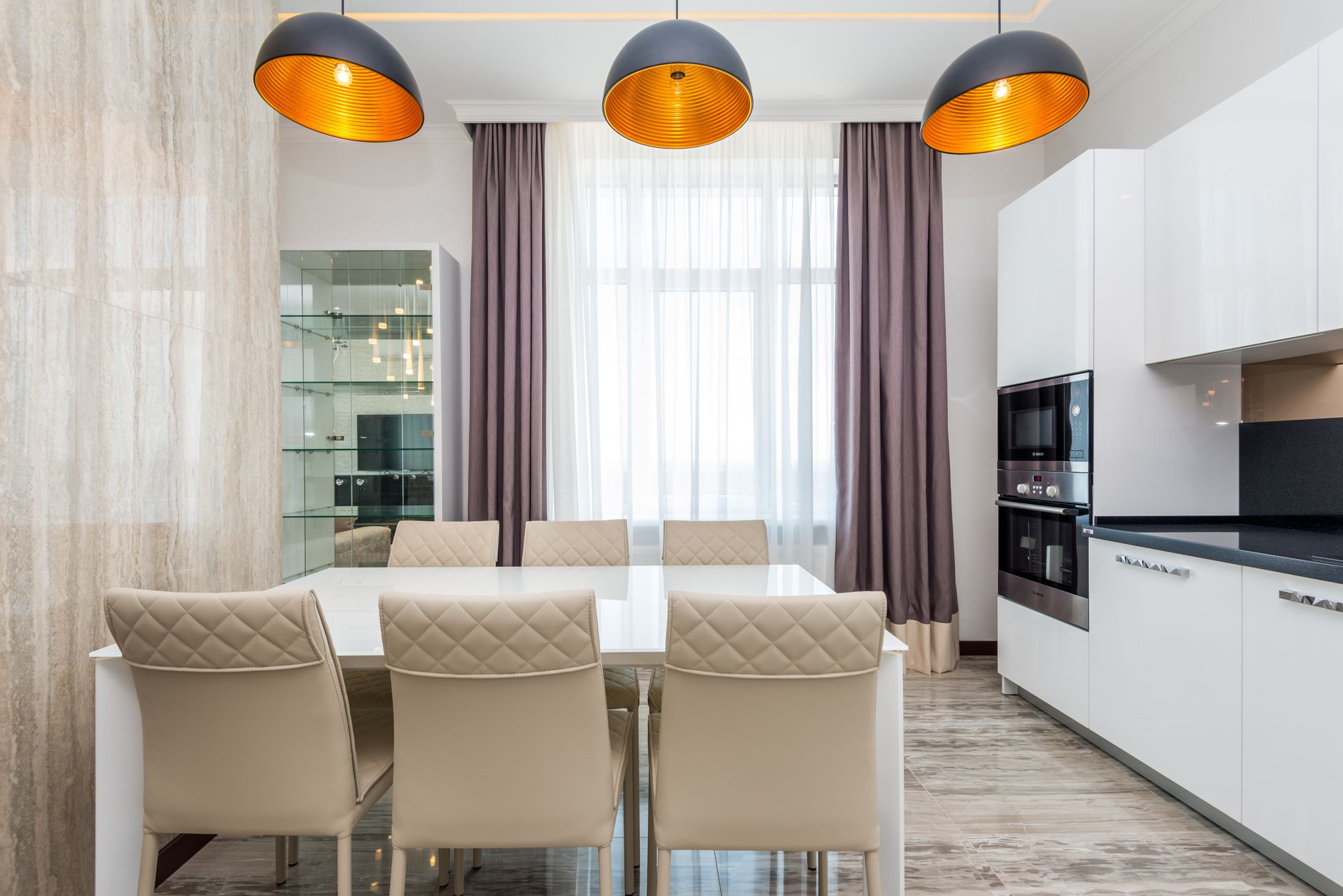 Nowoczesna jadalnia z białym stołem, krzesłami i designerską lampą