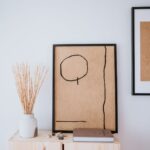 Elegancki korytarz japandi z minimalistyczną grafiką i wazonami