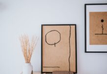Elegancki korytarz japandi z minimalistyczną grafiką i wazonami