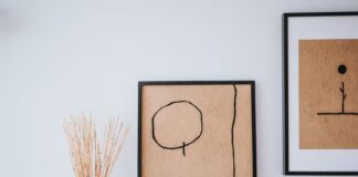 Elegancki korytarz japandi z minimalistyczną grafiką i wazonami