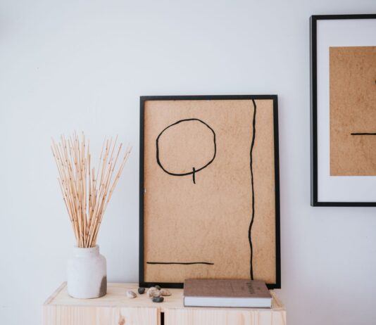 Nowoczesny korytarz w stylu japandi: minimalizm, drewno i miękkie oświetlenie Elegancki korytarz japandi z minimalistyczną grafiką i wazonami