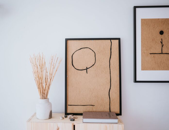 Elegancki korytarz japandi z minimalistyczną grafiką i wazonami Elegancki korytarz japandi z minimalistyczną grafiką i wazonami