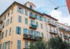 Balkon francuski w bloku – jak wykorzystać minimum miejsca, by stworzyć maksimum klimatu Kolorowa europejska kamienica z okiennicami i balkonami pod niebem