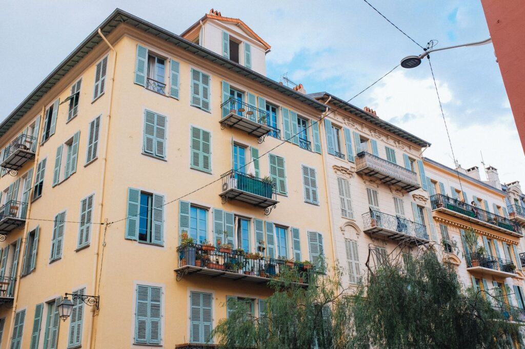 Balkon francuski w bloku – jak wykorzystać minimum miejsca, by stworzyć maksimum klimatu