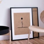 Spokojny japandi przedpokój z minimalistycznymi meblami z drewna i abstrakcją